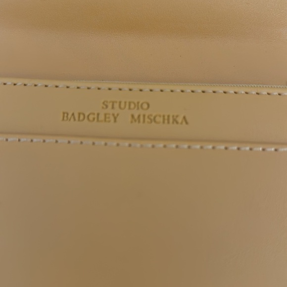 🦋NWT! BADGLEY MISCHKA Crossbody with round Logo yellow gold strap vegan leather. - Picture 6 of 9